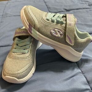 Girls 12 Skechers sneakers NEW!